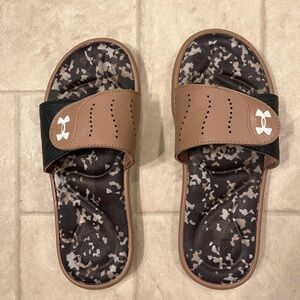 Under Armour women’s size 9 tan and brown ignite slide sandals. Velcro close.